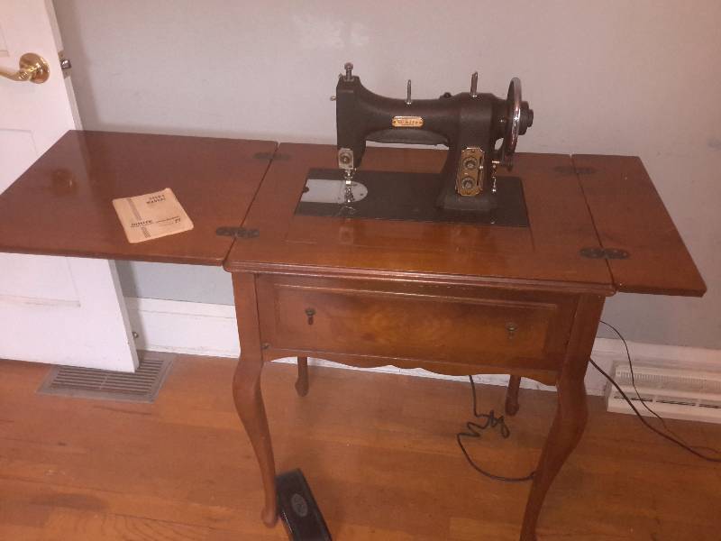 lot 7 image: White sewing Machine and Cabinets Looks to be in nice shape.
