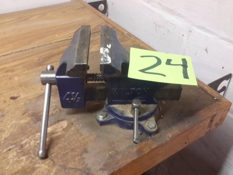lot 24 image: 4 12 in Wilton Vise..