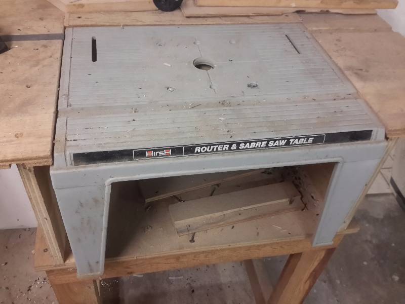 lot 20 image: Router Table