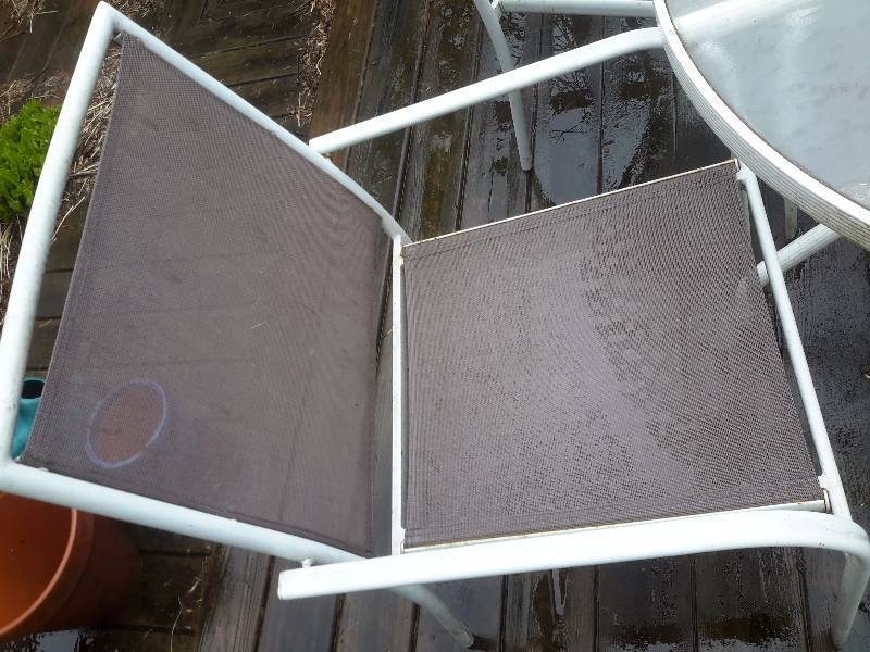 lot 1 image: Set of patio furniture.. Table, 4 Chairs, Small Side table, Umbrella
