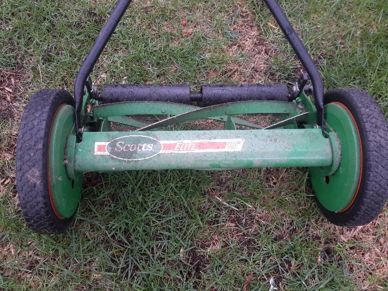 lot 31 image: Scott  Elite 16 in hand lawn mower..Works well