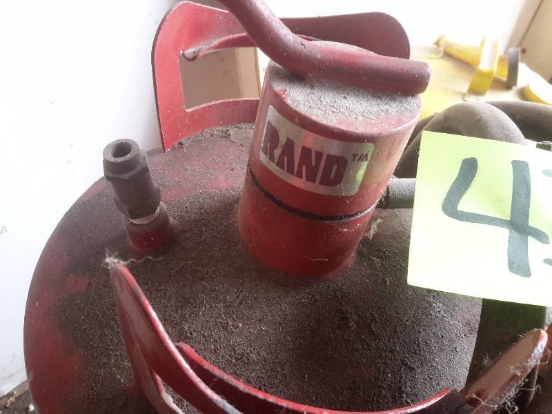 lot 43 image: Pressurized grease tank.. Rand