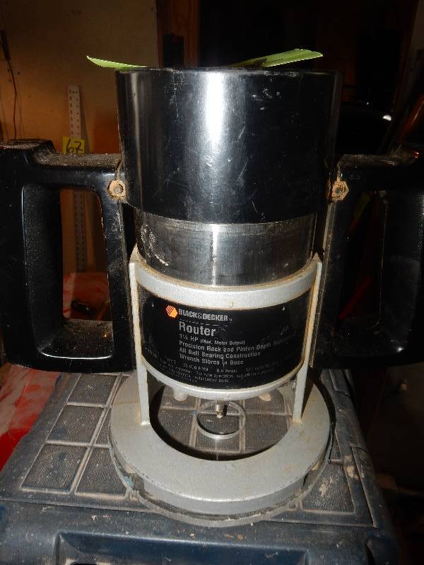 lot 34 image: Black and decker Router