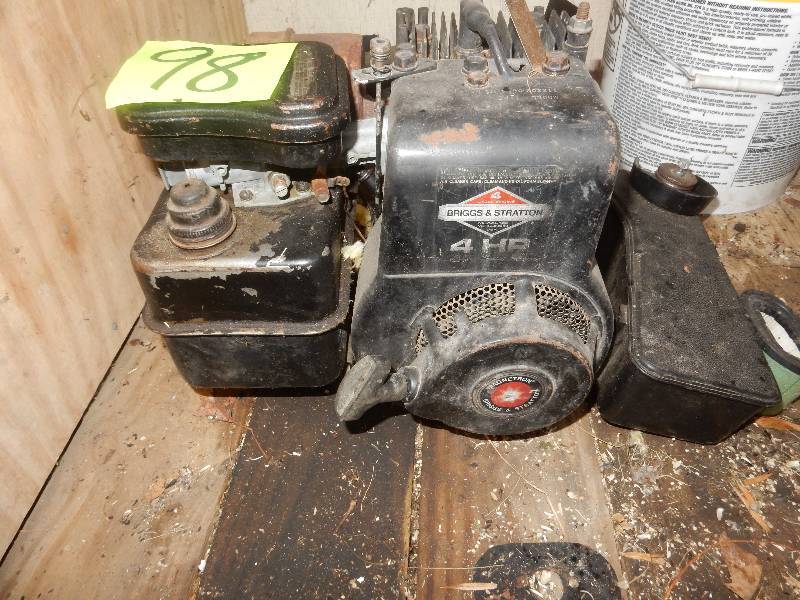 lot 98 image: Briggs and Stratton, 4 HP motor.. Rope pulls fine.