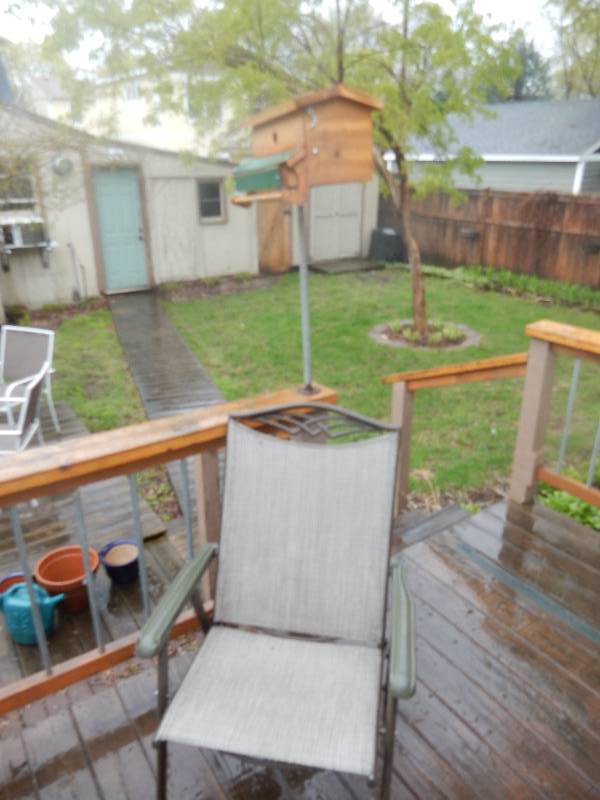 lot 104 image: Bird feeder and folding chair