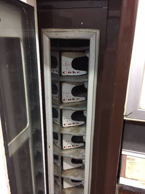 lot 3 image: Bottle Vending Machine
