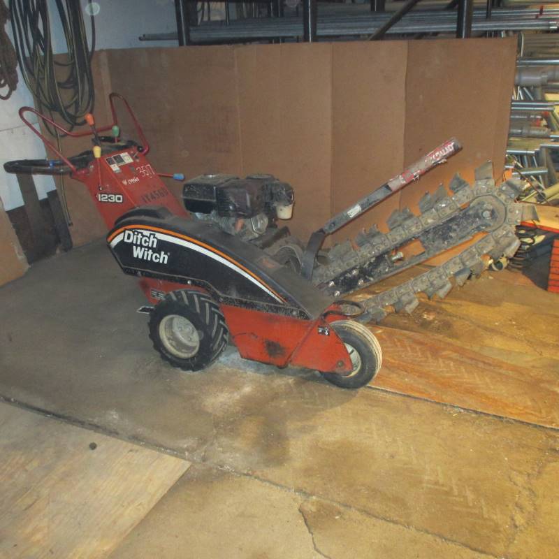 lot 9 image: Ditch Witch 1230 Trencher