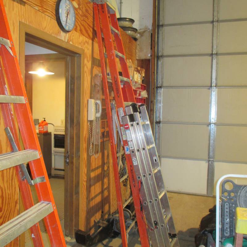 lot 41 image: 10 Werner Fiberglass Step Ladder Alum Extension Ladder