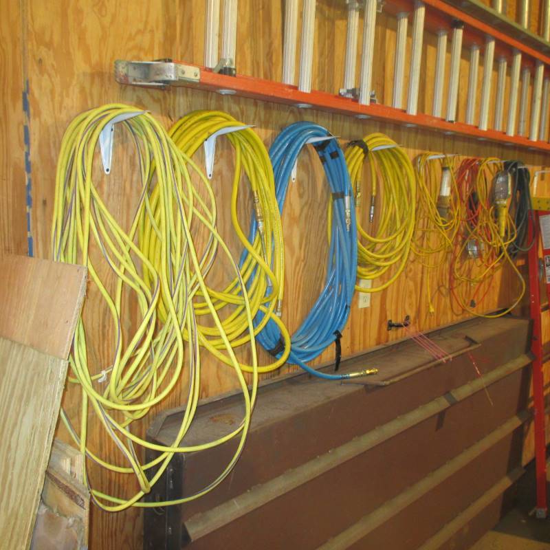 lot 43 image: Air Hoses, Extension Chords, Trouble Lights