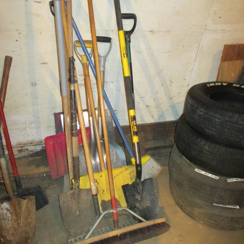 lot 44 image: Shovels & Hand Tools