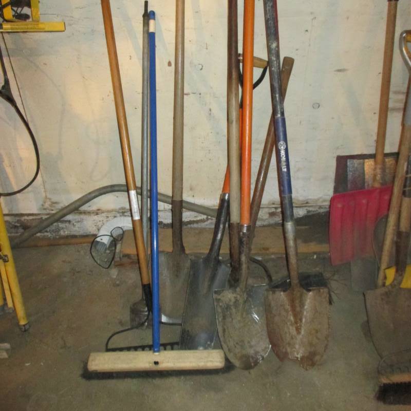 lot 45 image: Shovels & Hand Tools