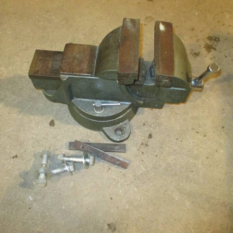 lot 116 image: Large 6 Bench Vise