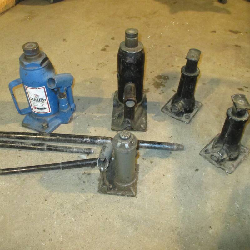 lot 117 image: (5) Hydraulic Jacks