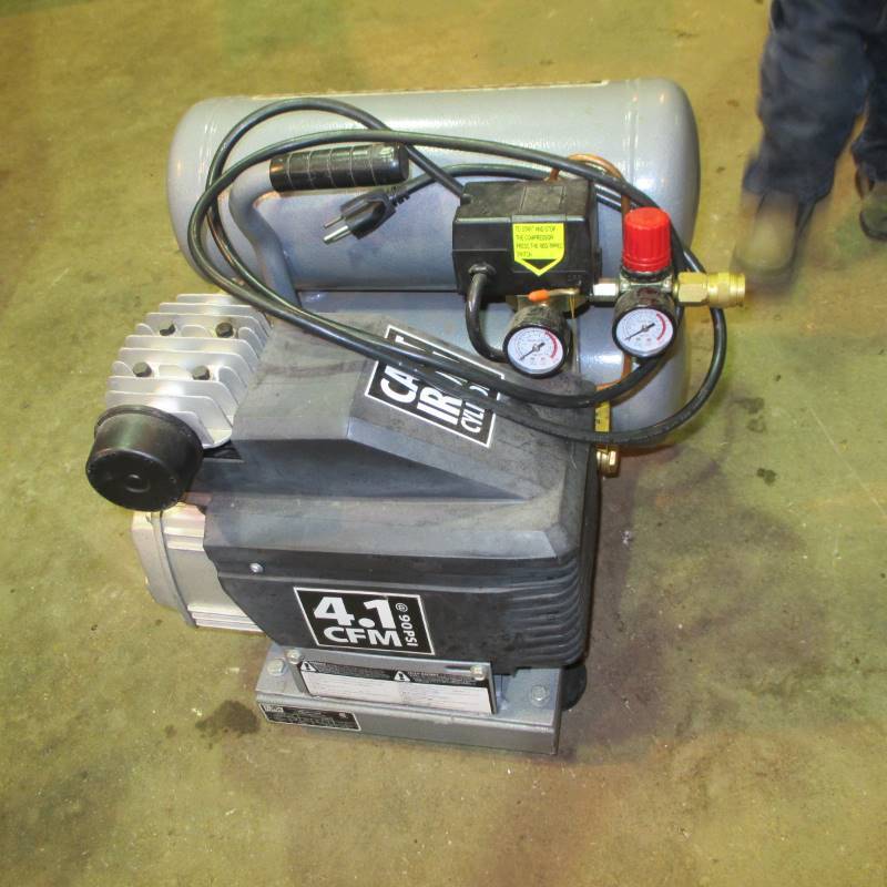 lot 118 image: 120v Iron Horse Compact Air Compressor
