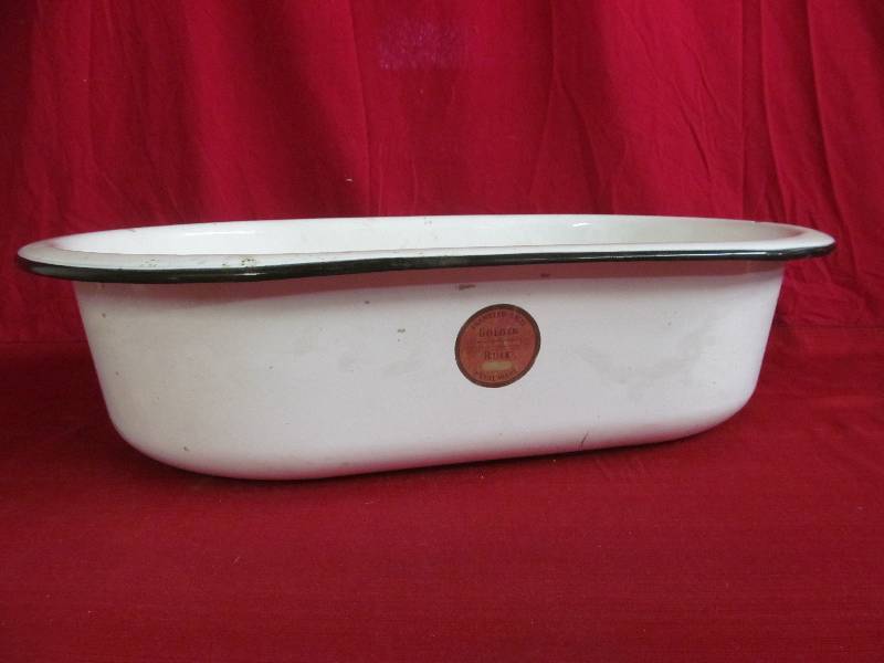 lot 10 image: enamel dish pan