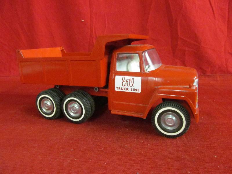 lot 76 image: Ertl truck