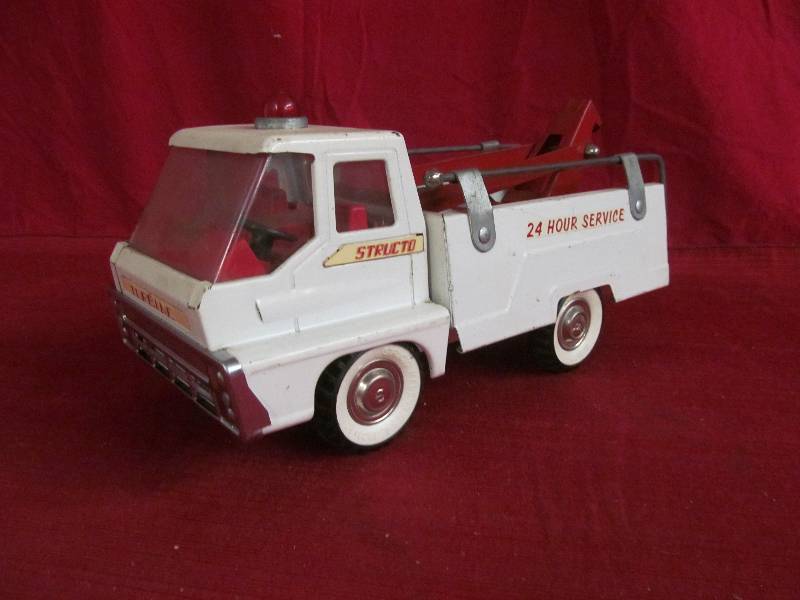 lot 79 image: Structo tow truck