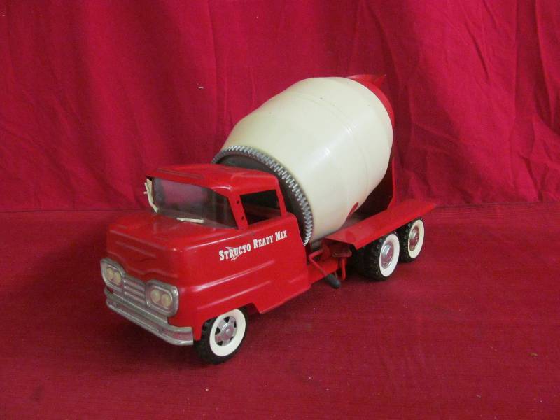 lot 81 image: Structo ready mix truck