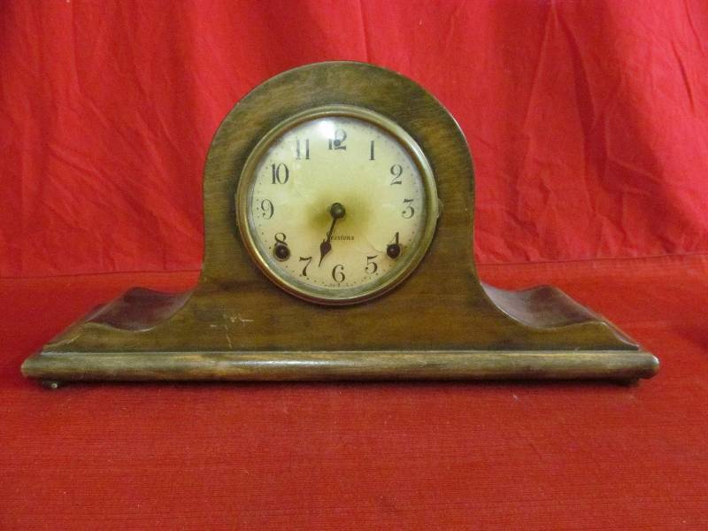 lot 96 image: vintage mantle clock