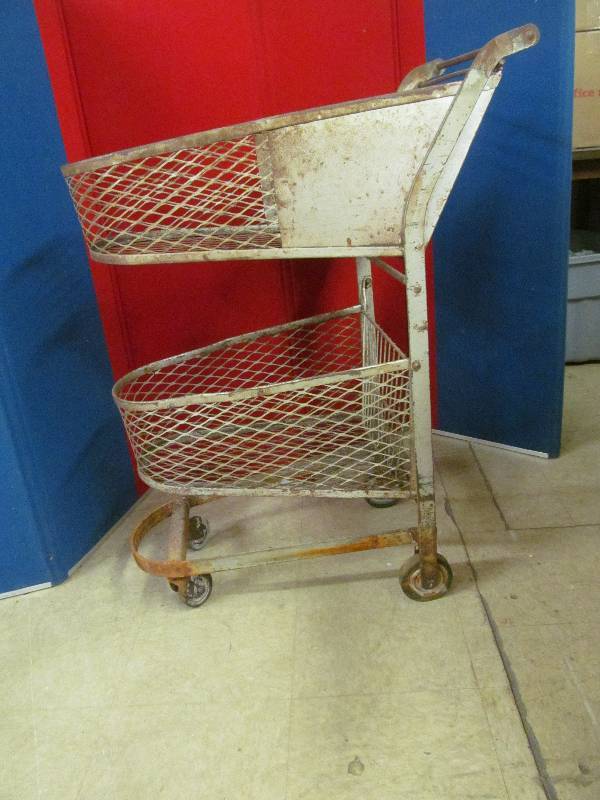 lot 119 image: Antique cart