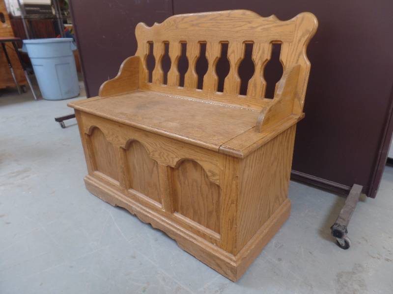lot 718 image: OAK STORAGE BENCH