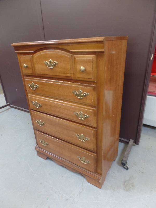 lot 721 image: CHEST OF DRAWERS