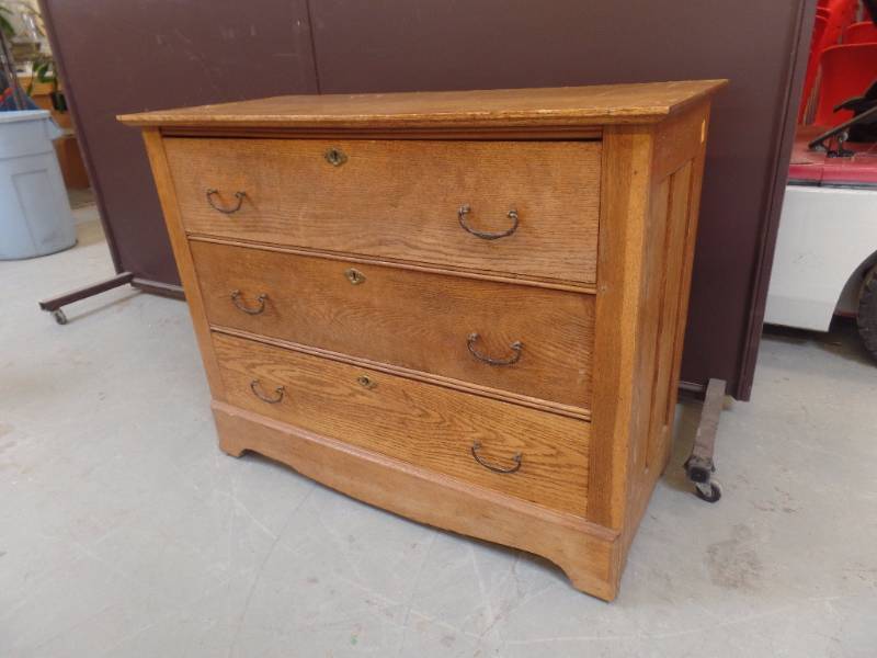 lot 722 image: 3 DRAWER CHEST
