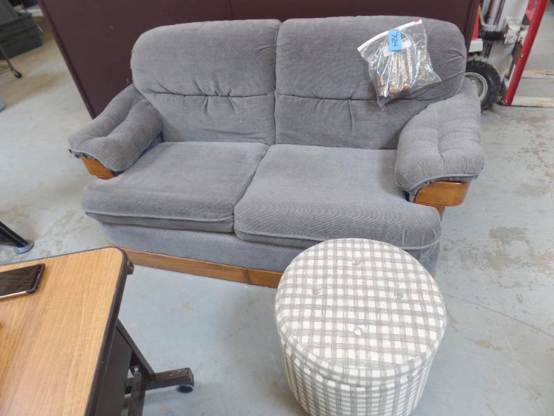 lot 724 image: LOVESEAT AND OTTOMAN