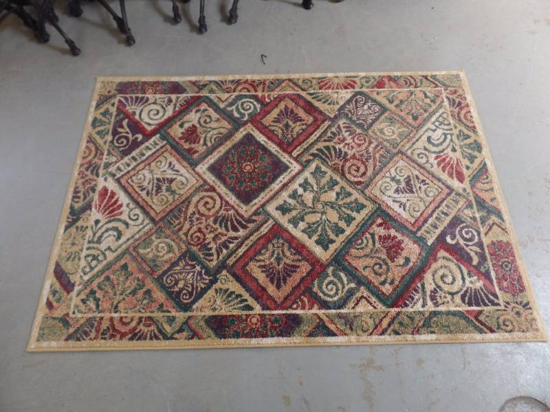 lot 729 image: AREA RUG