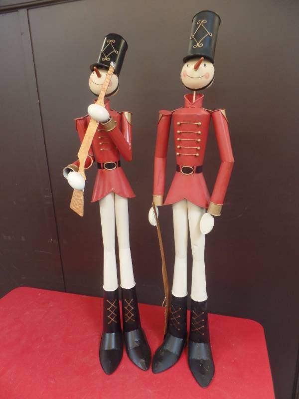 lot 732 image: STANDING TIN SOLDIERS