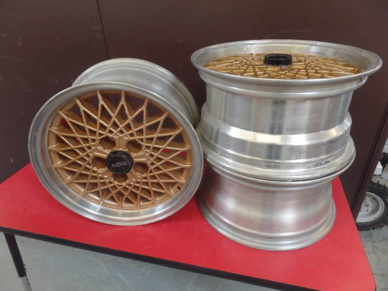 lot 733 image: PONTIAC BONNEVILLE  STOCK RIMS