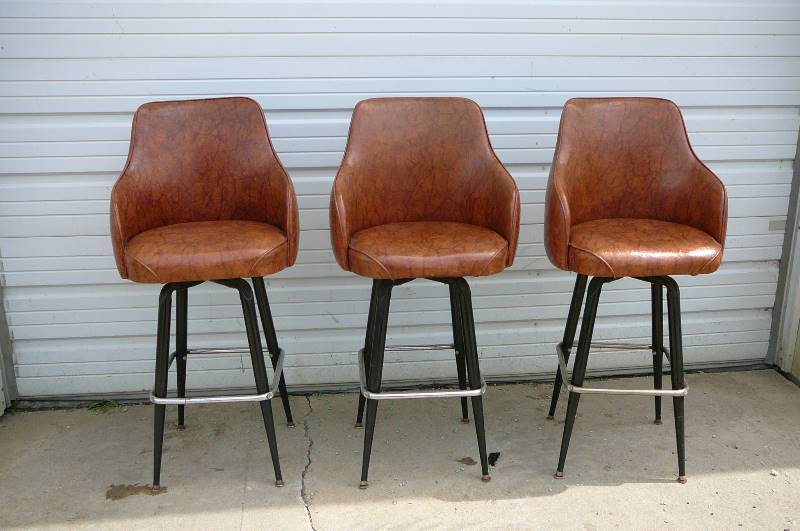 lot 24 image: Bar Stools