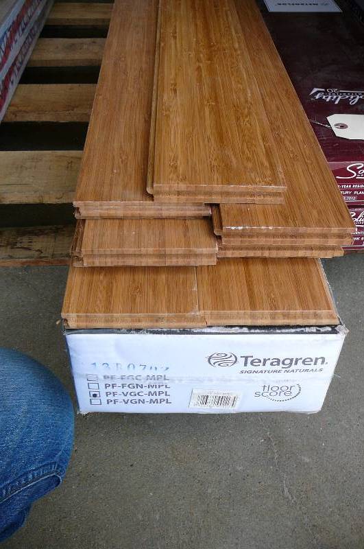 lot 32 image: Lot of Flooring