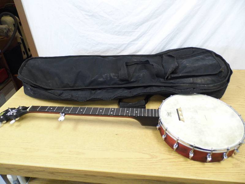 lot 1 image: Rogen Banjo