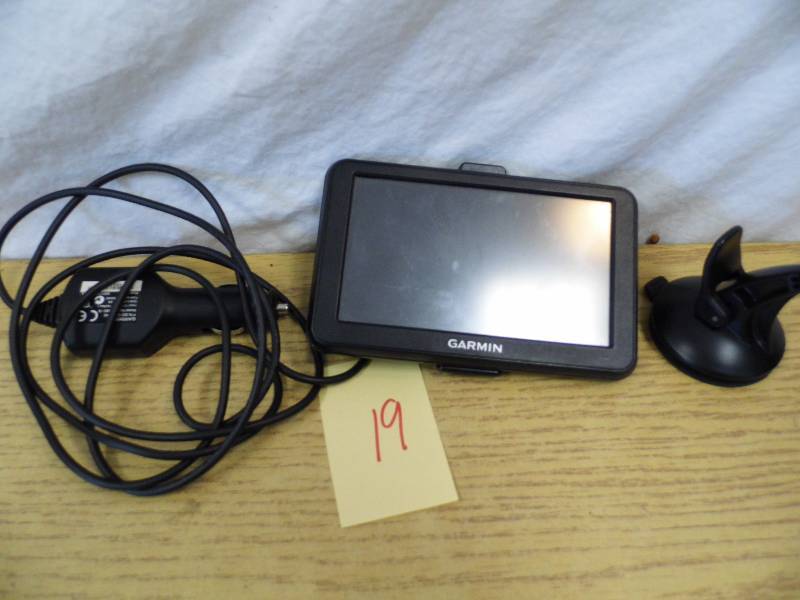 lot 19 image: Garmin w Cords & Mount