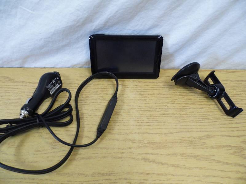 lot 20 image: Garmin w Cords & Mount