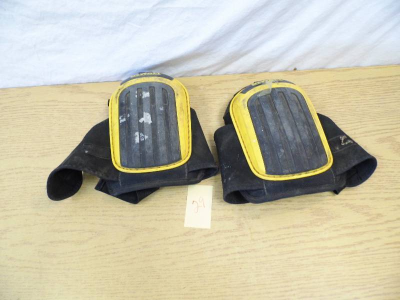 lot 29 image: DeWalt Knee Pads