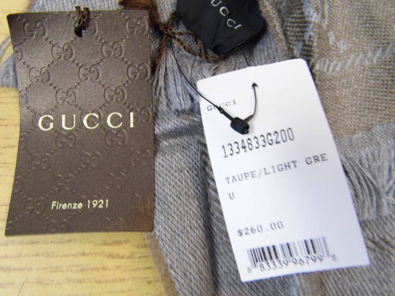 lot 35 image: Gucci Scarf