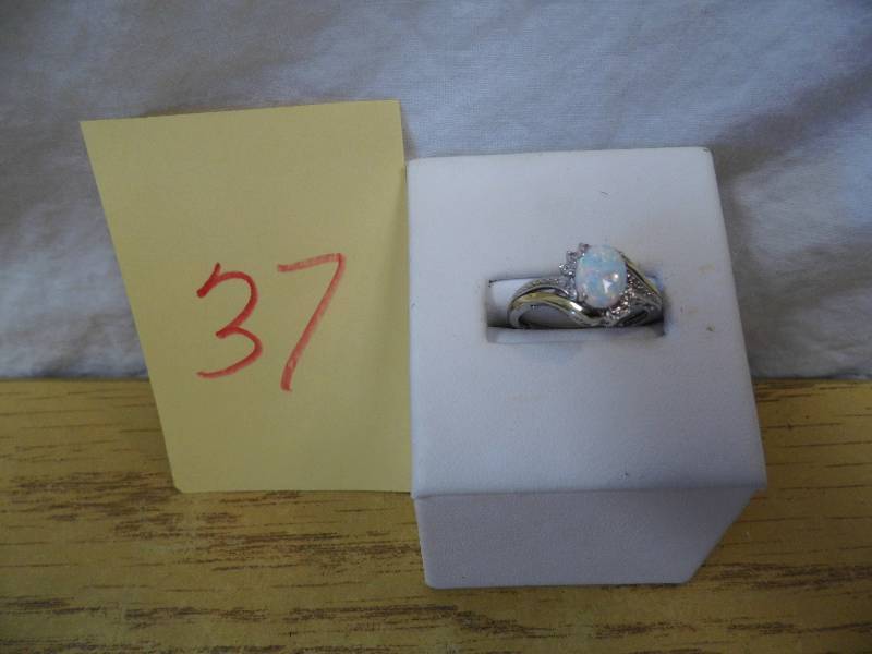 lot 37 image: Womens Ring