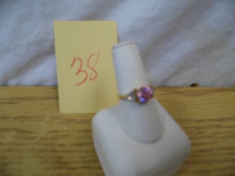 lot 38 image: Womens Ring