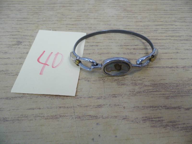 lot 40 image: Mother of Pearl Bracelet