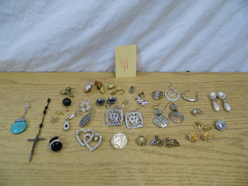 lot 41 image: Misc Earrings