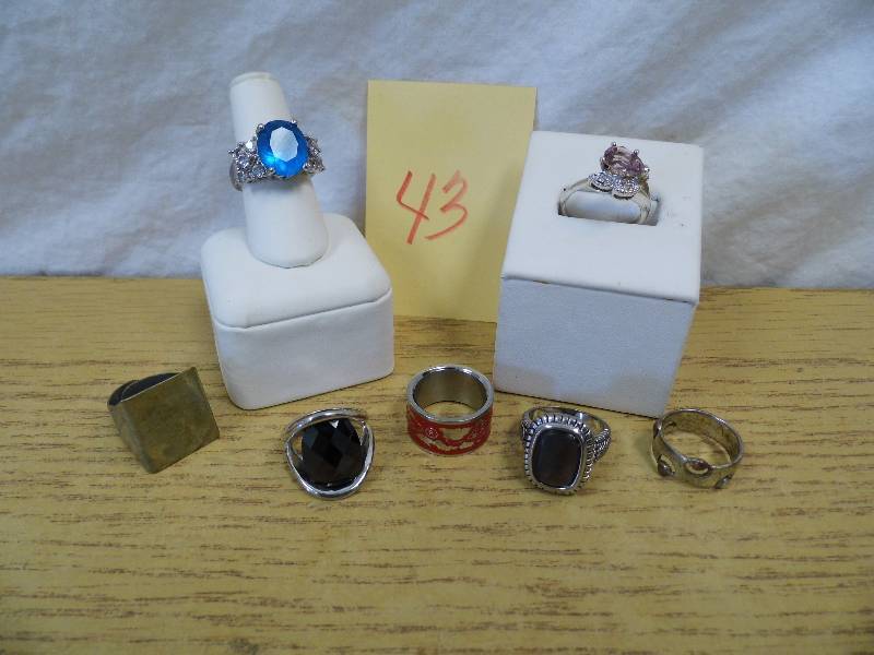 lot 43 image: Fashion Rings