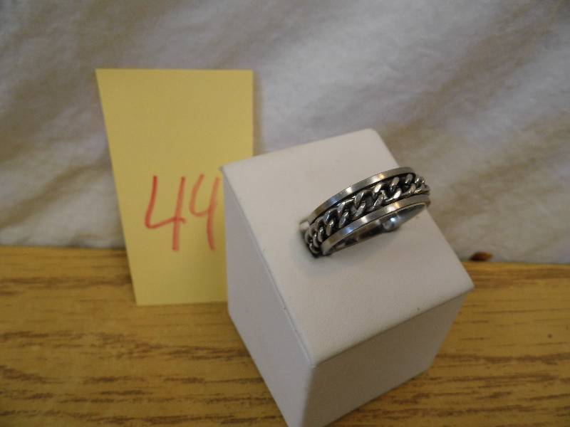 lot 44 image: Mens Ring