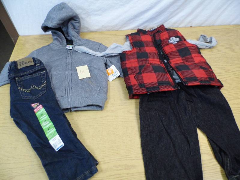 lot 61 image: New Jeans - Sweatshirts