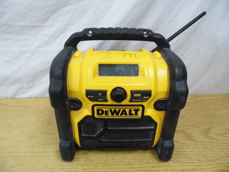 lot 65 image: DeWalt Work Site Radio