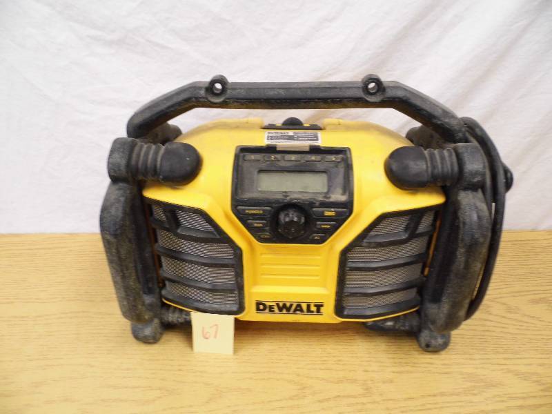 lot 67 image: DeWalt Worksite Charger