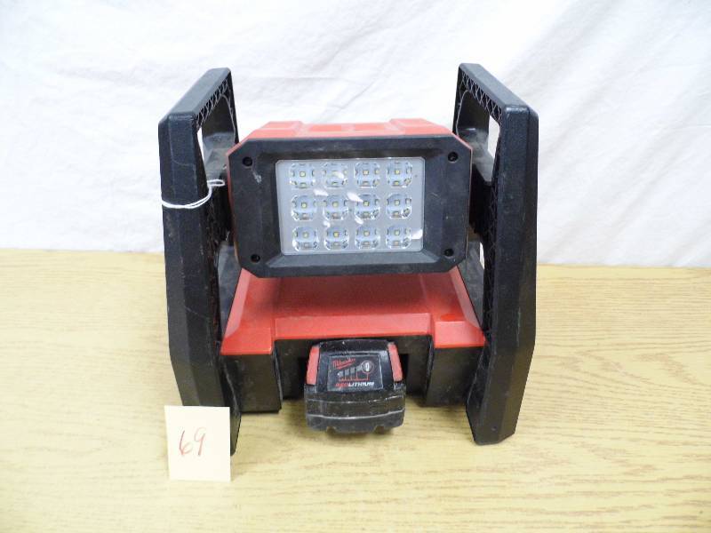 lot 69 image: Milwaukee LED Flood Light