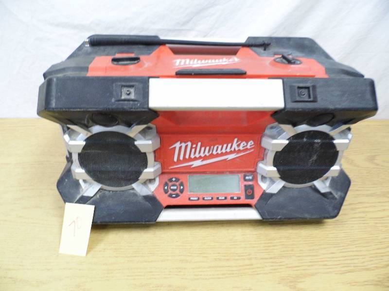 lot 70 image: Milwaukee Job Site Radio
