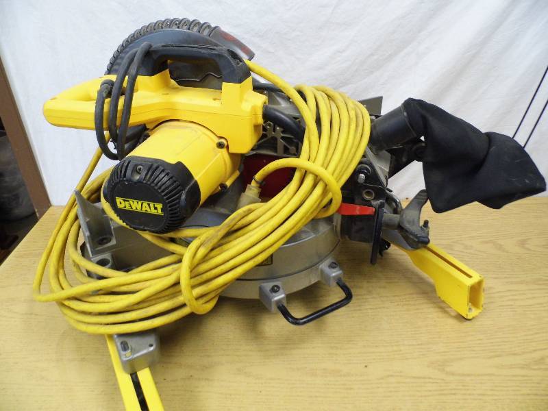 lot 78 image: DeWalt Compound Miter Saw